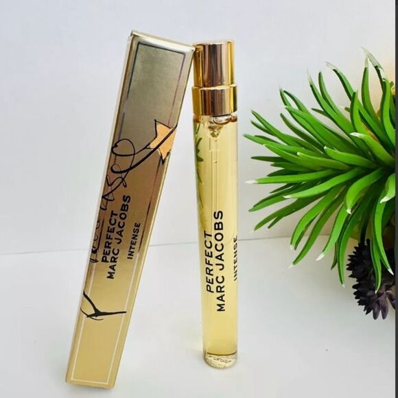Marc Jacobs Perfect Intense
Travel Spray - Luxurious Elegance in Your Po… - Picture 15 of 17